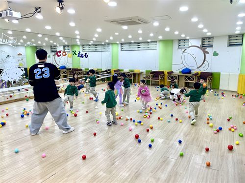 이와스 어학원 아이들의 활동 모습