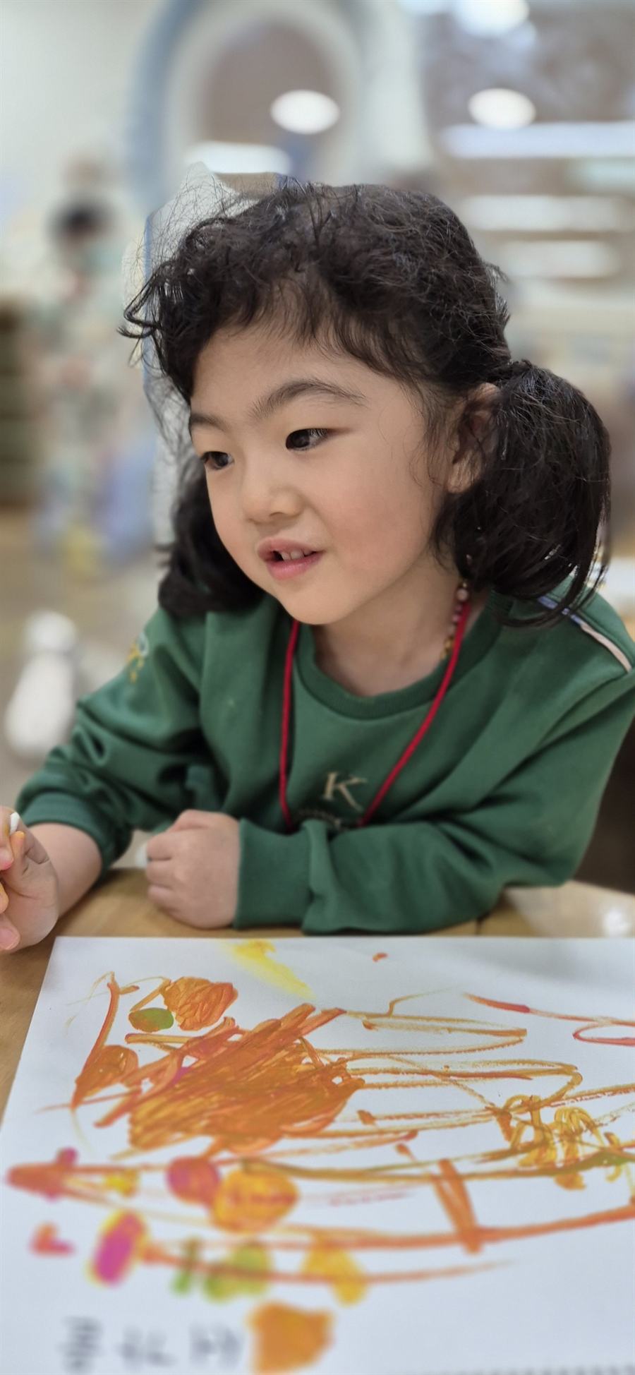 교실에서 그림을 그리며 웃는 이와스 어학원 아이