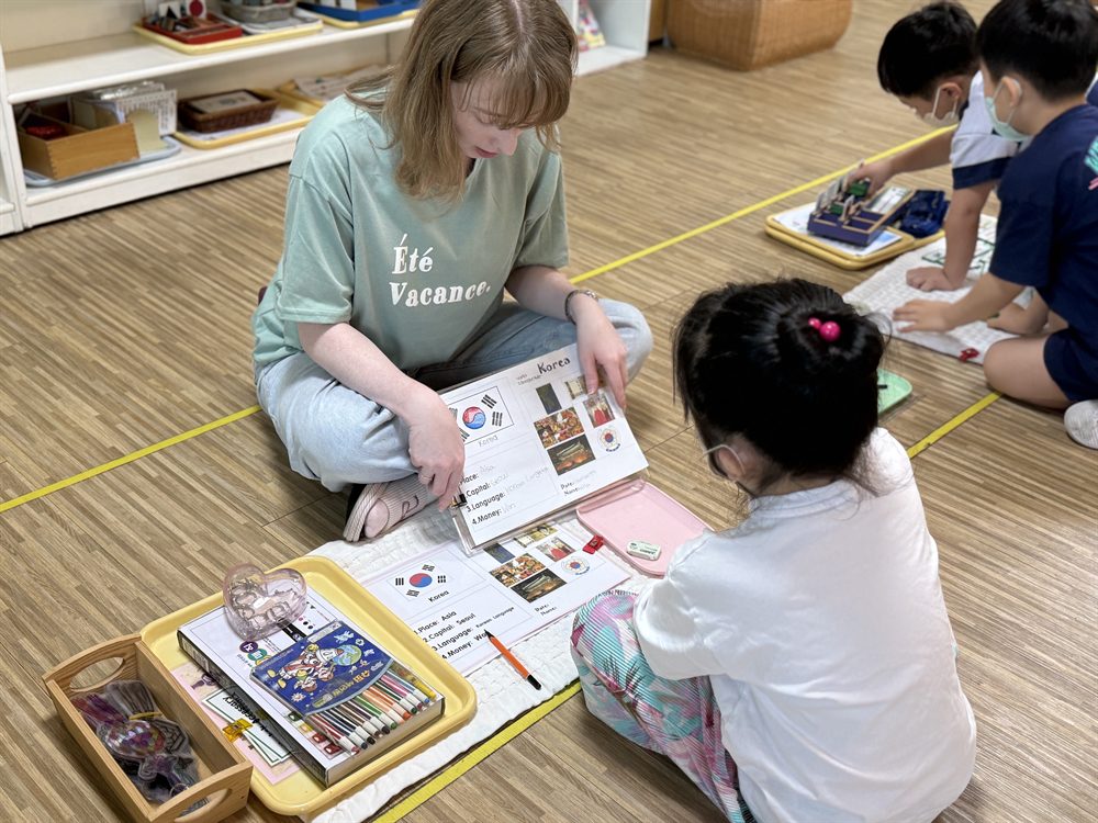 원어민 선생님과 몬테소리 문화 영역 활동을 하는 이와스 어학원 아이