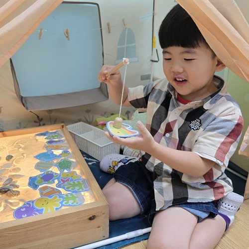 몬테소리 감각 교구로 활동하는 아이