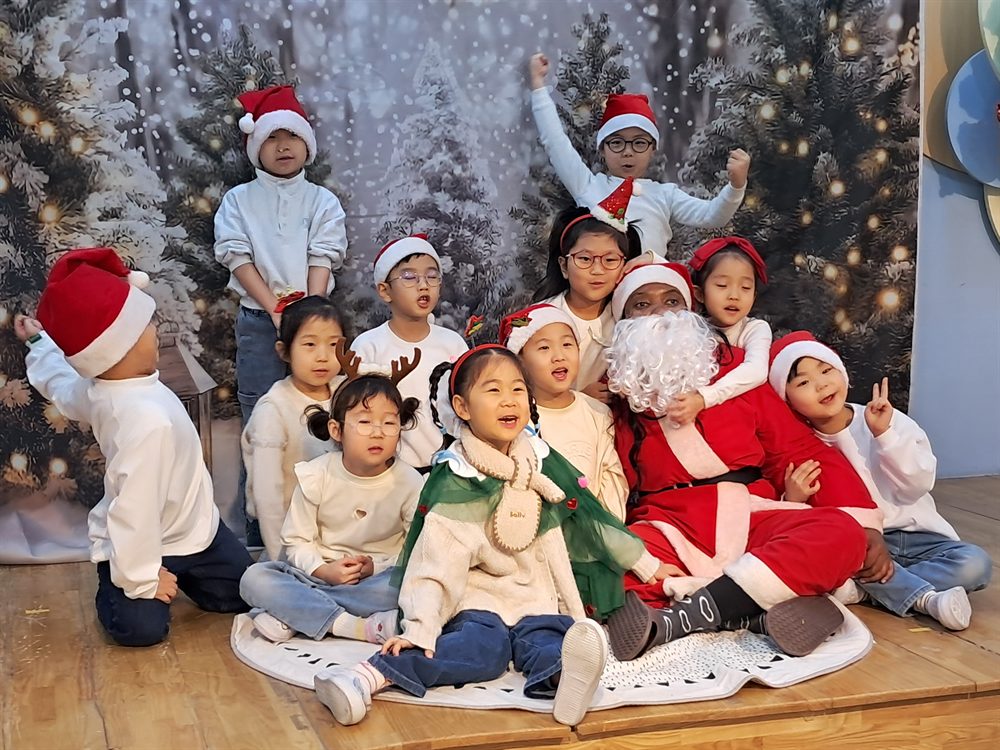 크리스마스 주제 활동으로 다 함께 모인 이와스 어학원 아이들