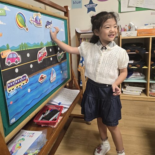 교통수단 교구판 앞에서 발표하는 아이